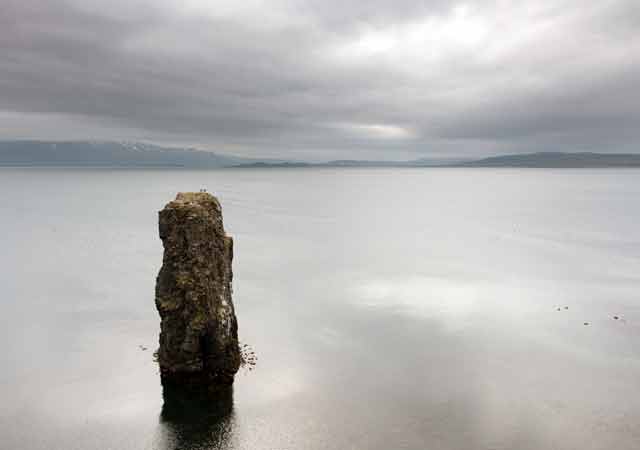 Küstenwanderung entlang einer einsamen Küste im Osten